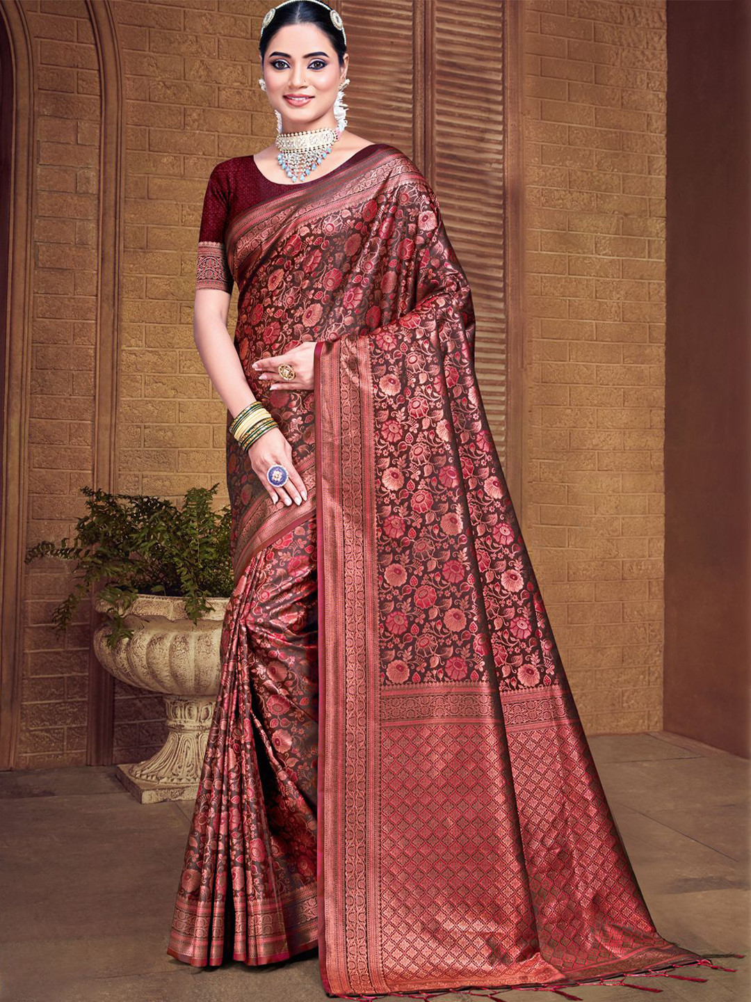 

SANGAM PRINTS Woven Design Zari Tussar Saree, Maroon