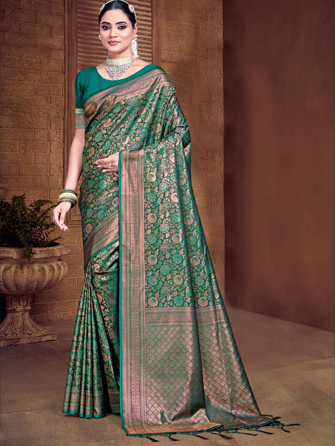 

SANGAM PRINTS Woven Design Zari Tussar Saree, Green