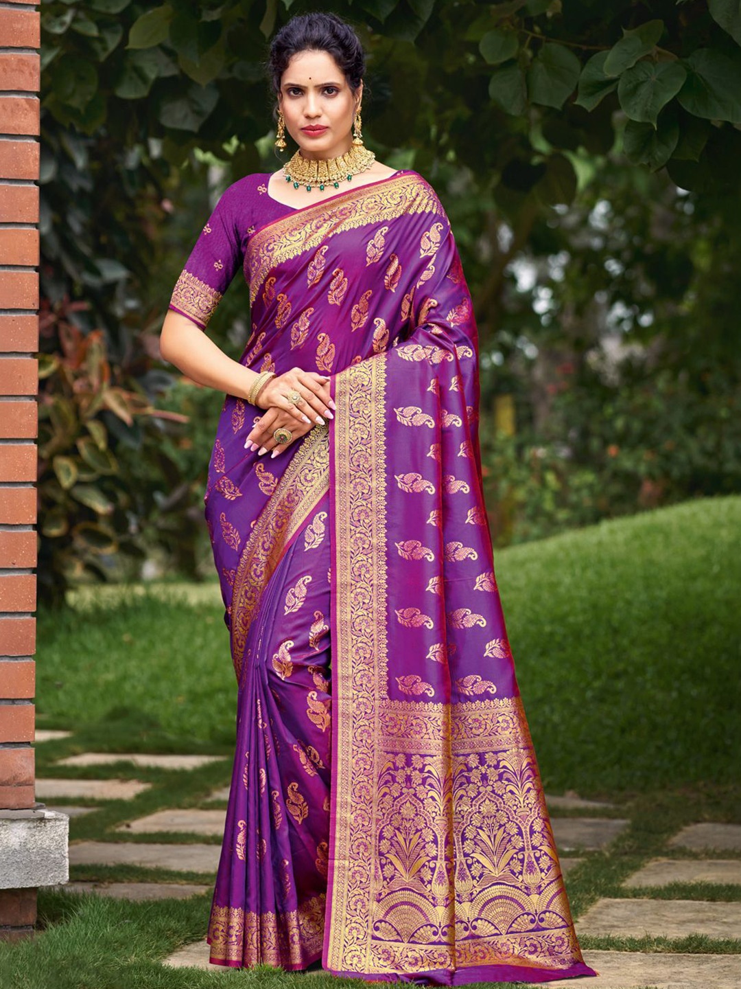 

SANGAM PRINTS Paisley Zari Tussar Saree, Magenta