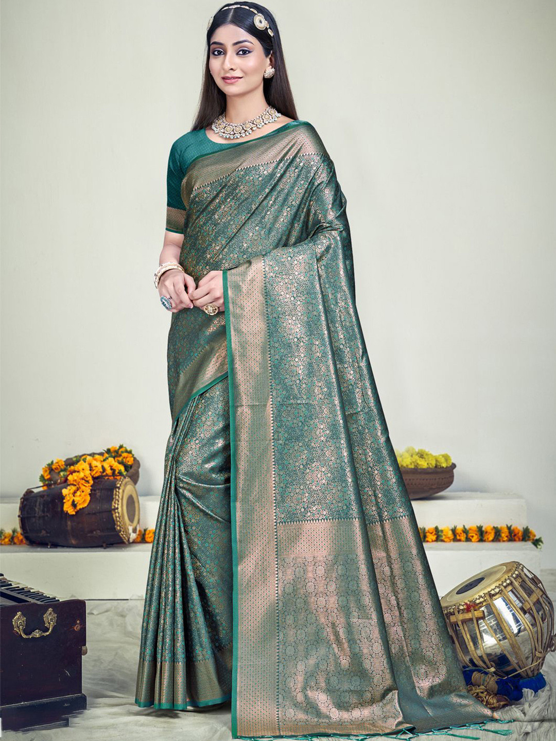 

SANGAM PRINTS Woven Design Zari Tussar Saree, Green