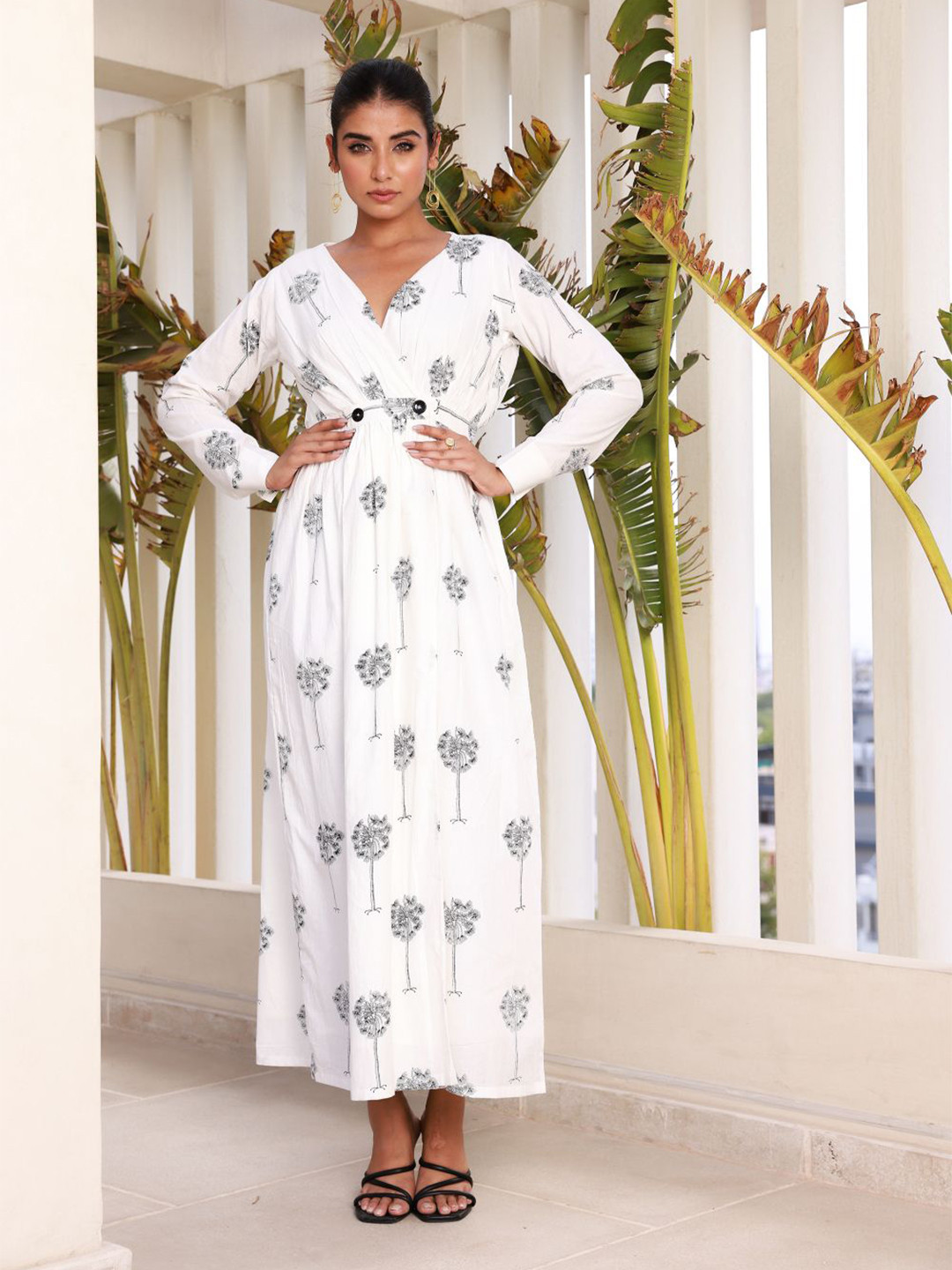

MOONSTRUCK Women Ethnic Motifs Long Sleeves V-Neck Fit and Flare Dress, White