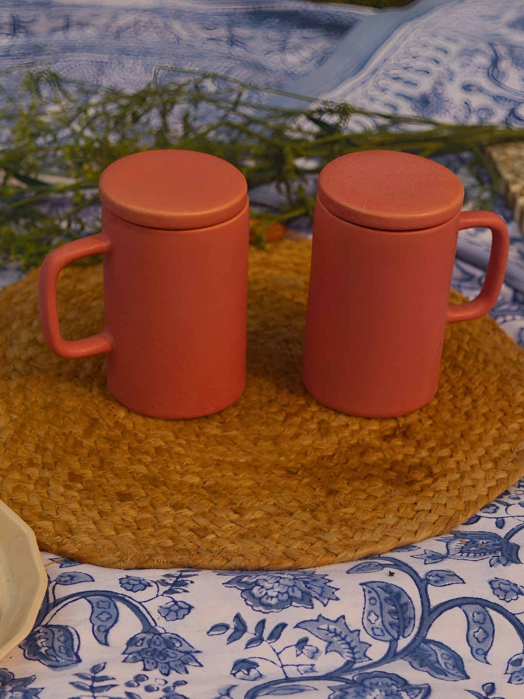 

WEAVING HOMES Pink 2 Pieces Ceramic Glossy Mugs With Lids 300 ml Each