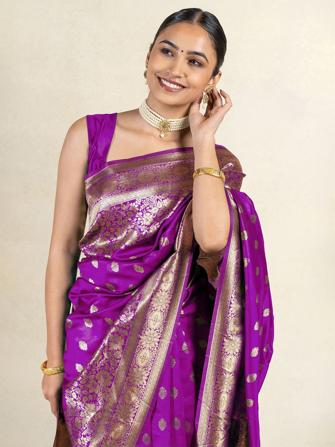 

Subham Ethnic Motifs Woven Designed Zari Saree, Magenta