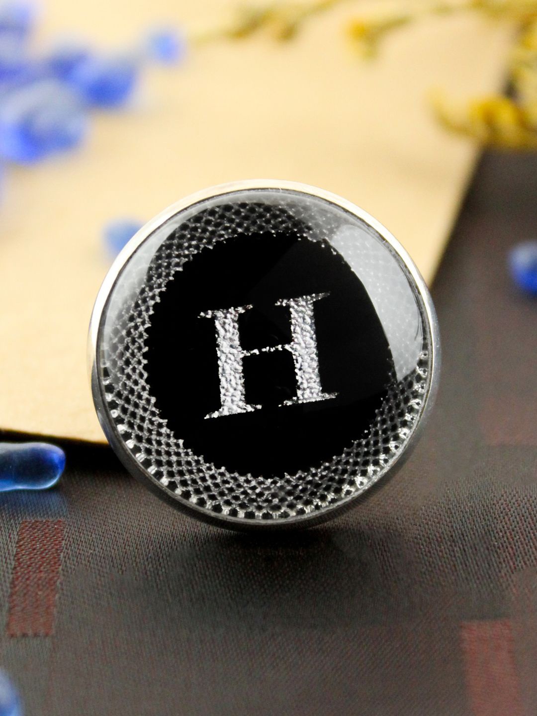 

Kavove Men Alphabet H Lapel Pin Brooch, Black