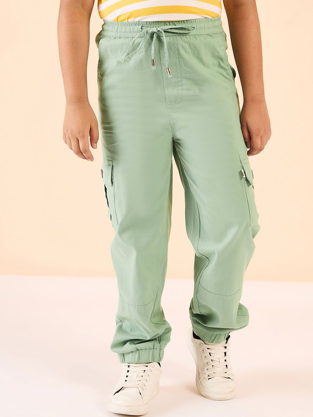 

Stylo Bug Boys Ankle Length Solid Cargos Trousers, Green
