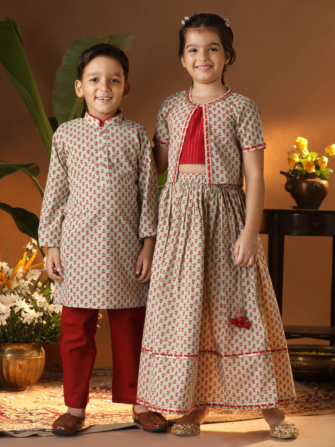 

VASTRAMAY Boys Floral Printed Mandarin Collar Pure Cotton Straight Kurta With Pyjamas, Cream