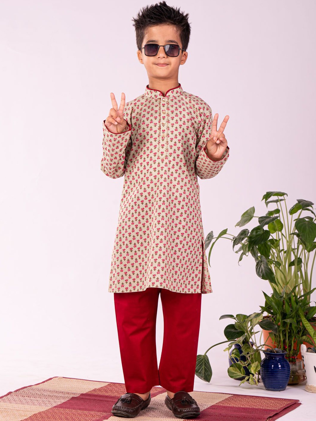 

VASTRAMAY Boys Floral Printed Mandarin Collar Pure Cotton Straight Kurta With Pyjamas, Cream