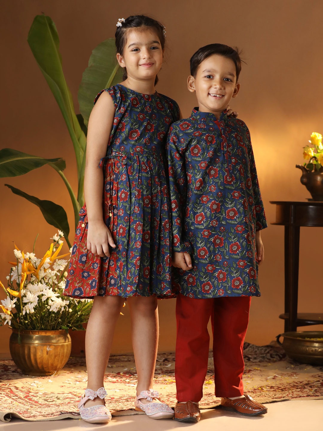 

VASTRAMAY Boys Floral Printed Mandarin Collar Roll-Up Sleeves Straight Kurta with Pyjamas, Navy blue