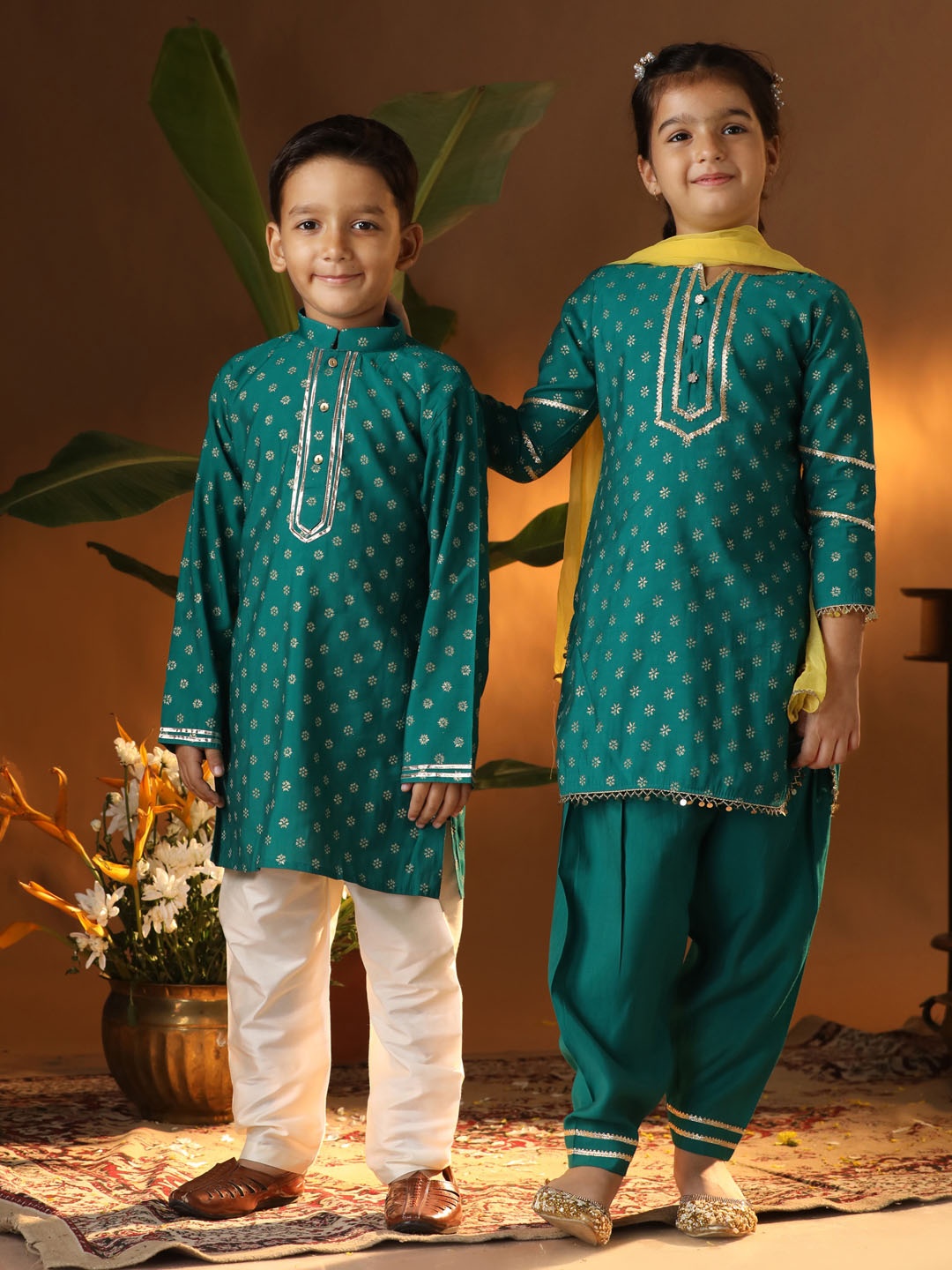

VASTRAMAY Boys Floral Printed Mandarin Collar Straight Kurta With Pyjamas, Green