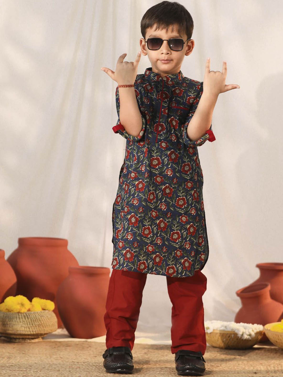 

VASTRAMAY Boys Floral Printed Roll-Up Sleeves Straight Kurta With Pyjamas, Navy blue