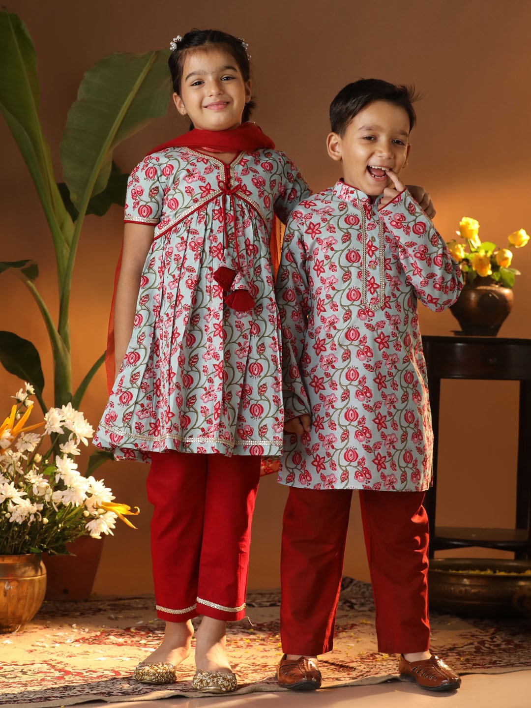 

VASTRAMAY Boys Floral Printed Mandarin Collar Pure Cotton Straight Kurta With Pyjamas, Blue