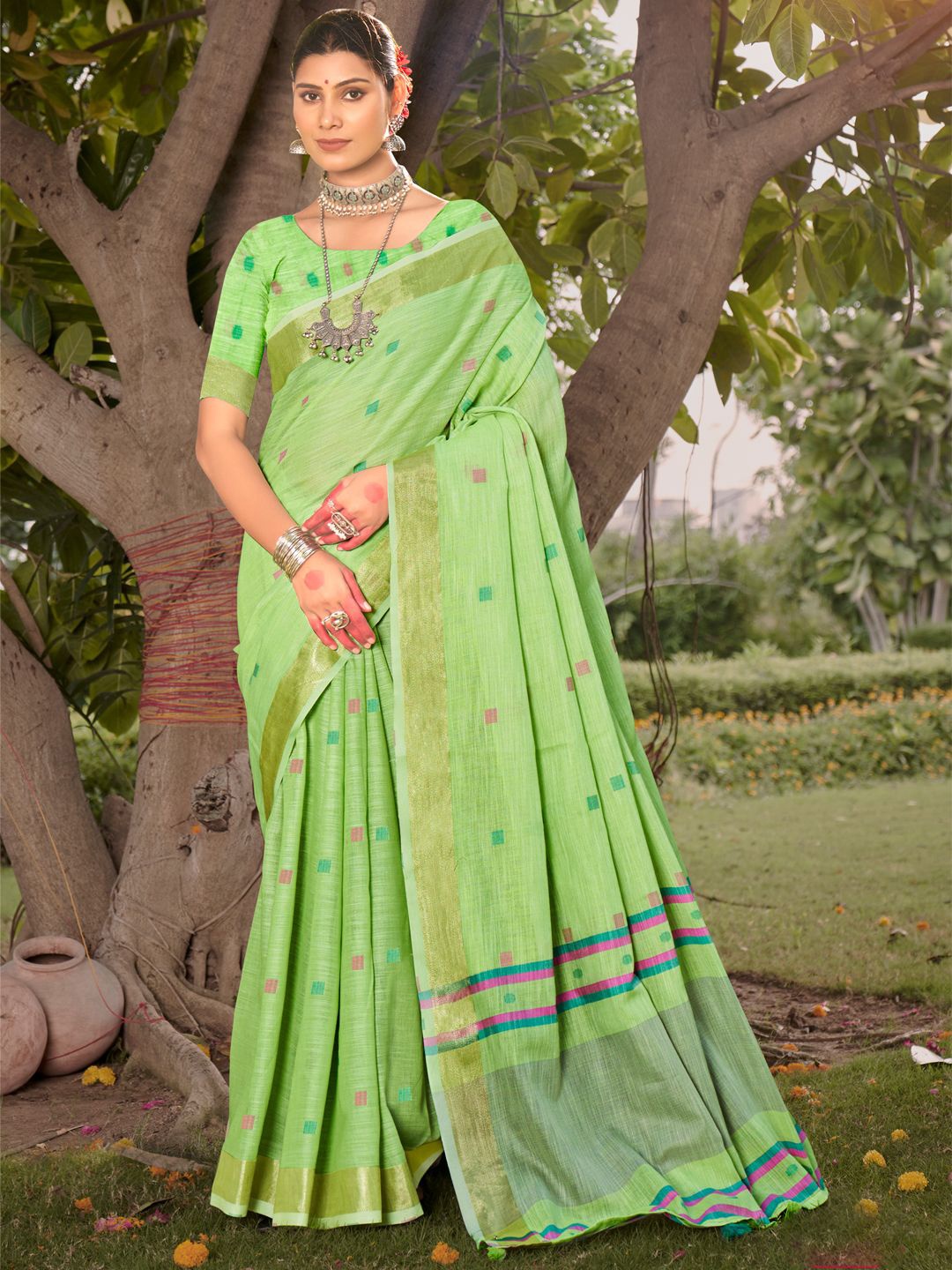 

Ishin Geometric Woven Design Saree, Green