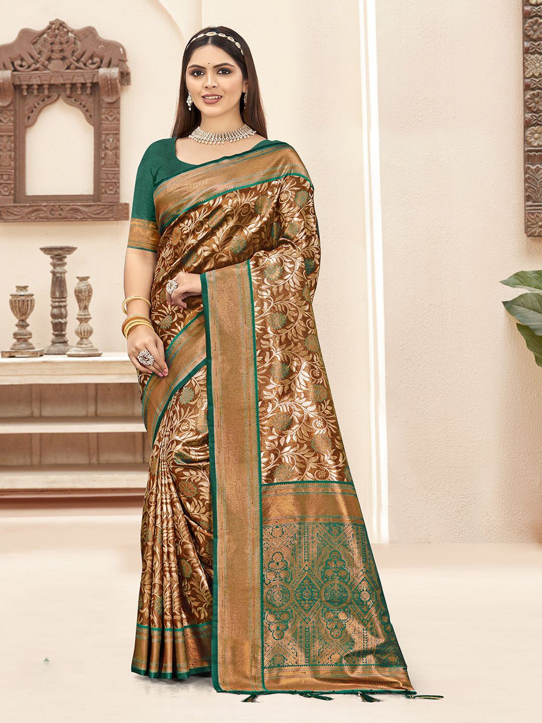 

Ishin Ethnic Motif Zari Woven Tassel Saree with Blouse, Green
