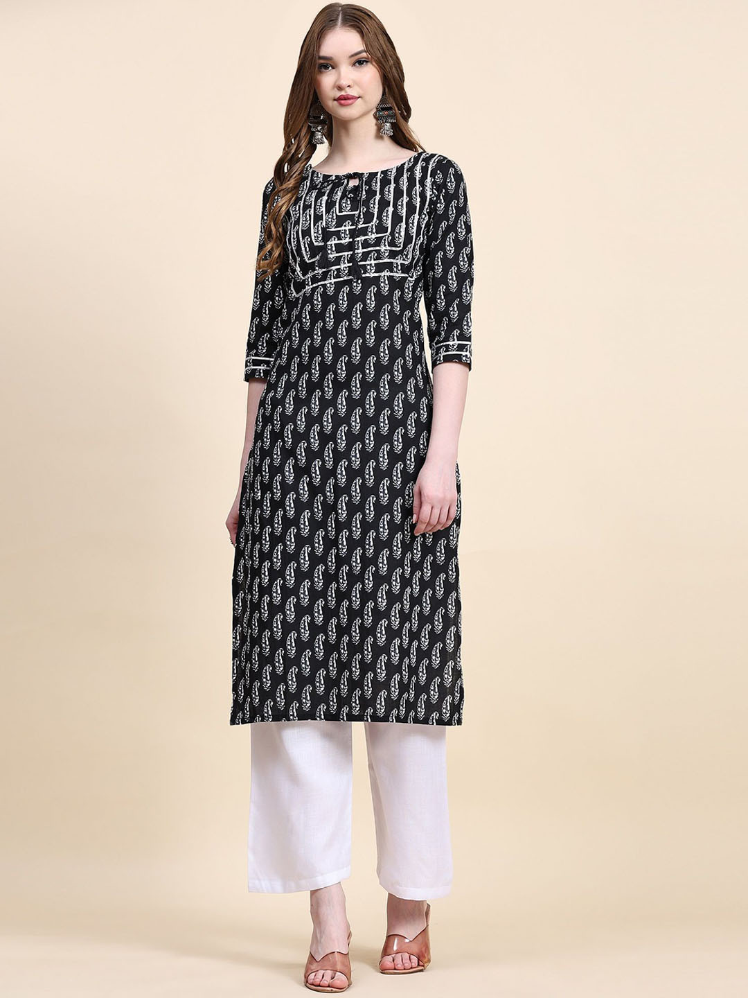 

QVAZOR Ethnic Motifs Printed Regular Kurta with Trousers, Black