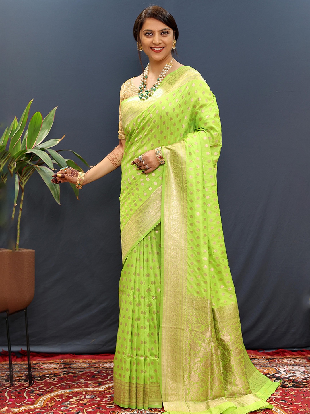 

Mitera Floral Zari Banarasi Saree, Lime green