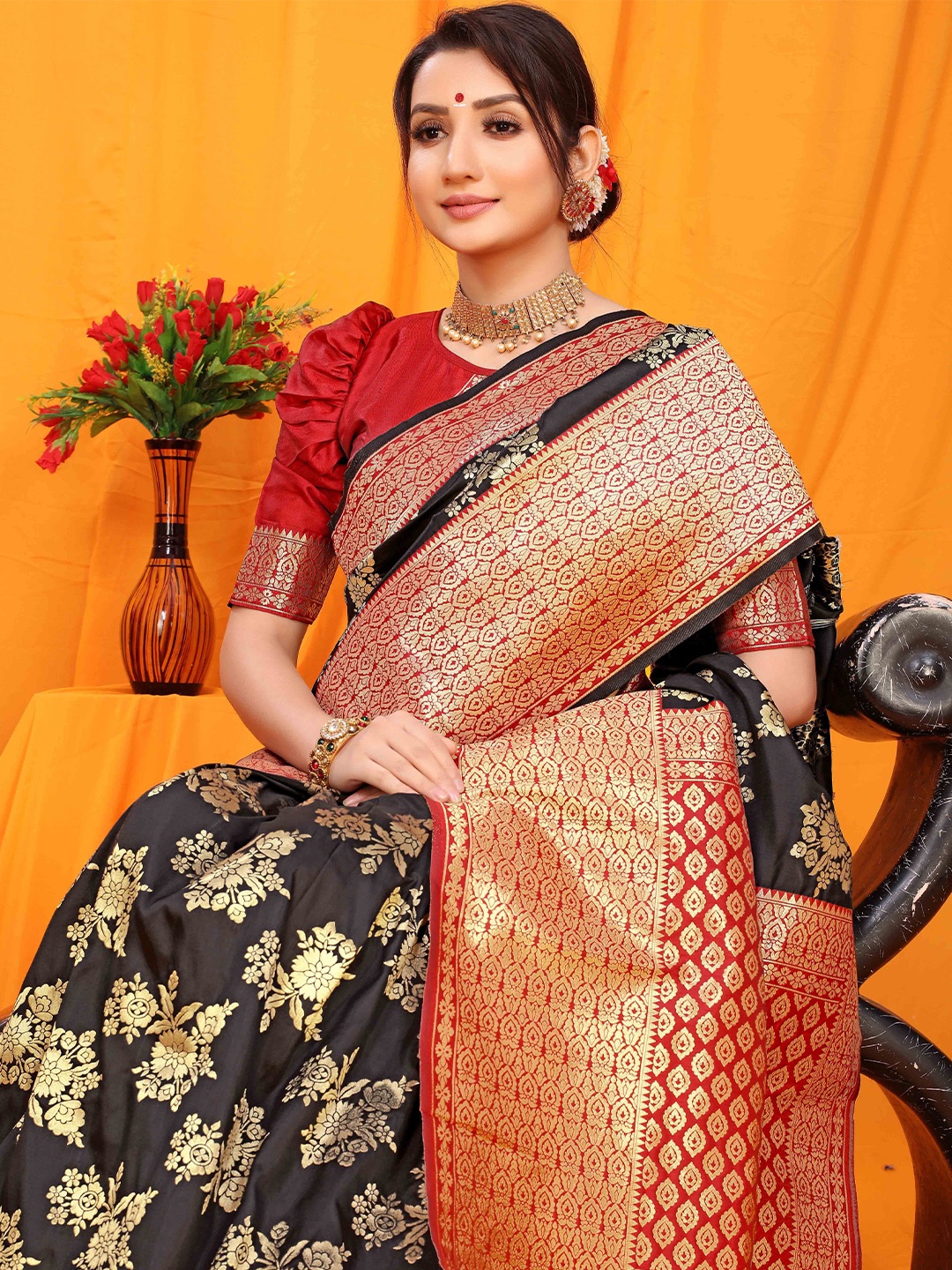 

Mitera Floral Zari Kanjeevaram Saree, Black