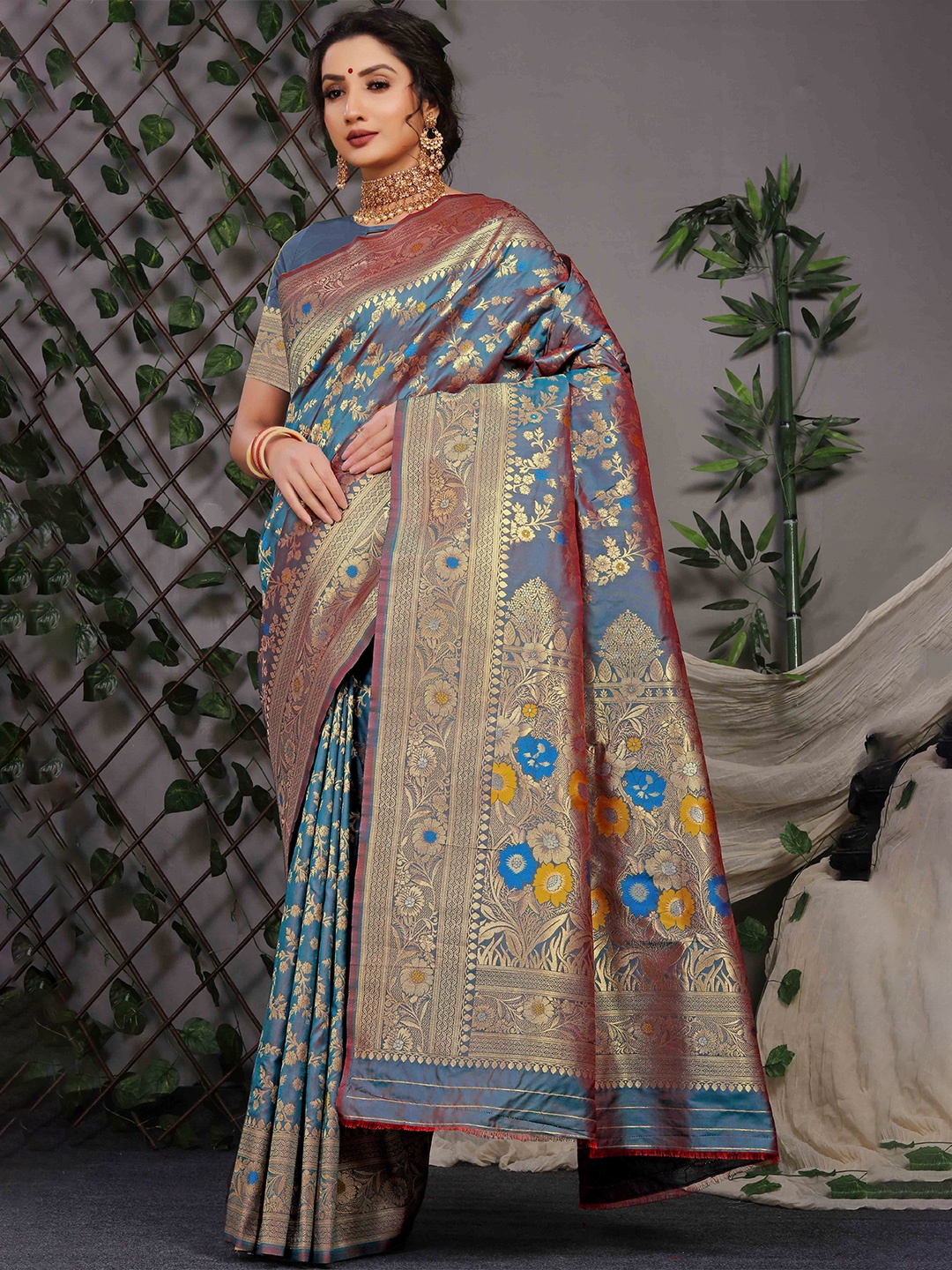 

Mitera Woven Designed Zari Banarasi Saree, Grey