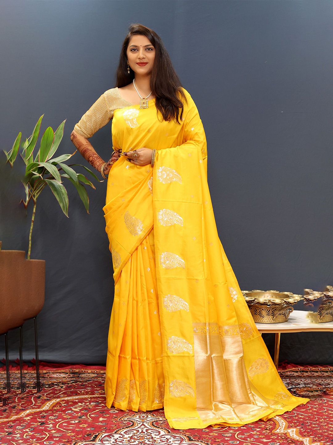 

Mitera Woven Designed Zari Kanjeevaram Saree, Yellow