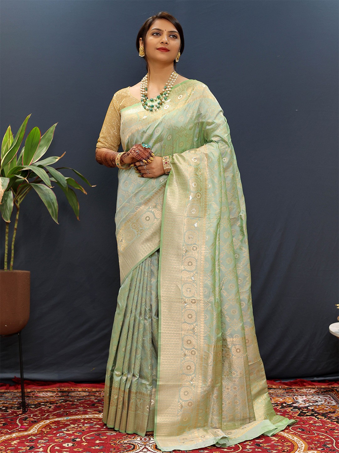 

Mitera Ethnic Motifs Woven Designed Zari Saree, Green