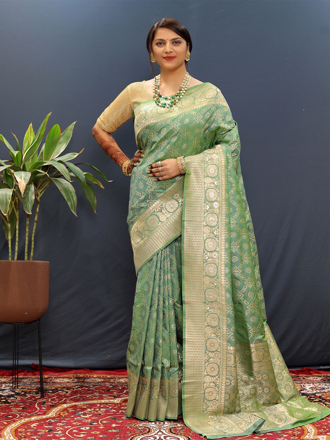 

Mitera Ethnic Motifs Woven Designed Zari Bandhani Saree, Green