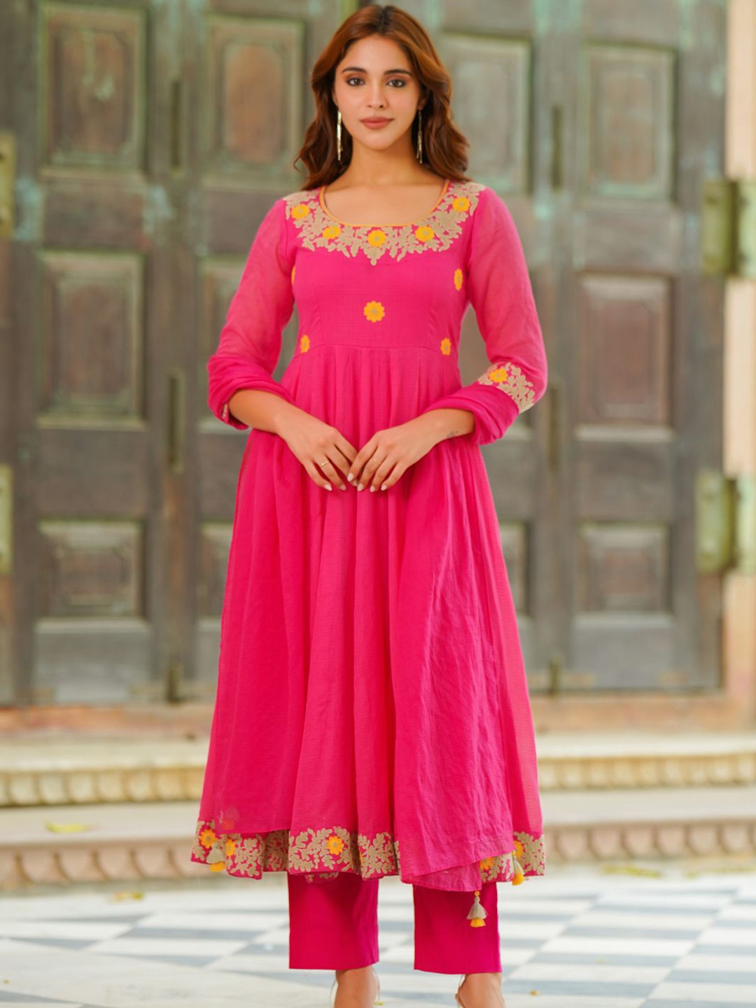 

Ambraee Floral Embroidered Regular Thread Work Kurta With Trousers & Dupatta, Pink