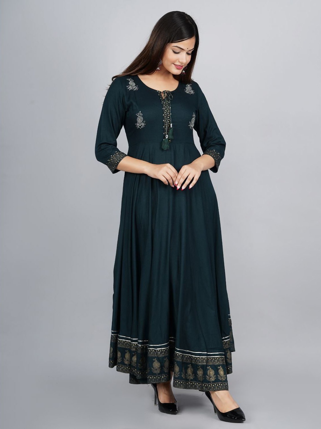 

VYKOO Women Tie-Up Neck Embroidered Flared Anarkali Kurta, Green