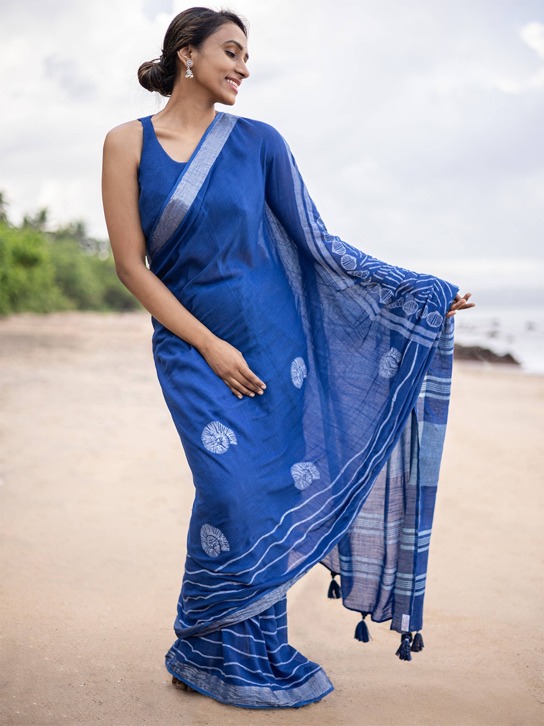

MOGASU Abstract Printed Block Print Pure Linen Saree, Blue