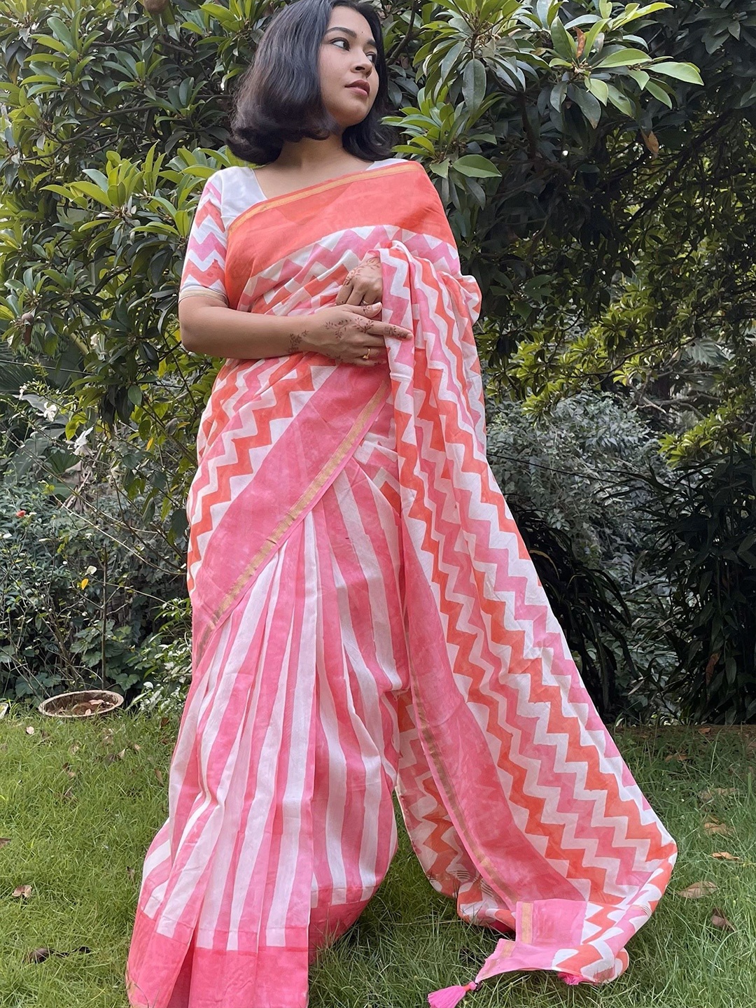 

MOGASU Geometric Printed Block Print Saree, Pink