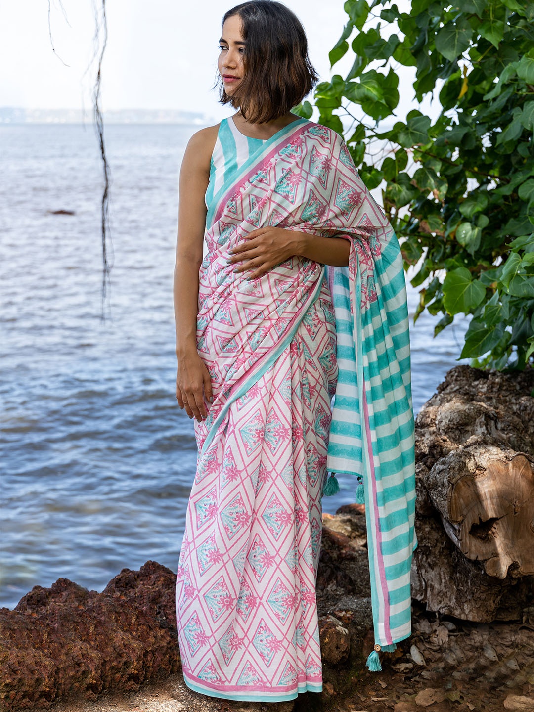 

MOGASU Geometric Block Printed Pure Cotton Saree, Blue