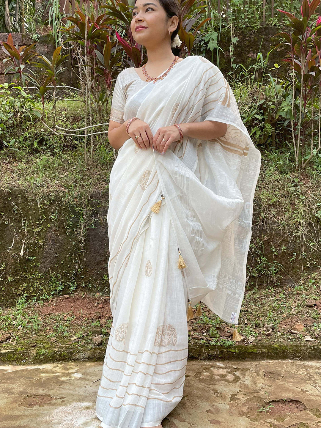 

MOGASU Block Printed Pure Linen Saree, White