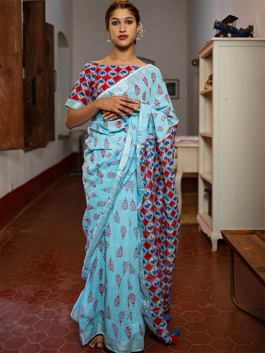

MOGASU Ethnic Motifs Zari Pure Linen Block Print Saree, Blue