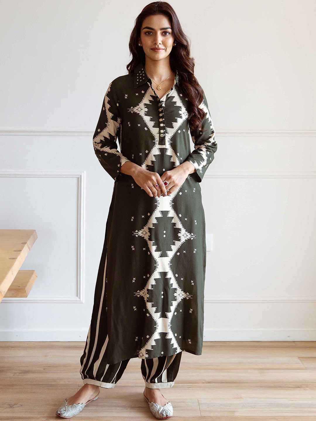 

KALINI Geometric Printed Beads and Stones Shirt Collar Straight Kurta With Salwar, Green