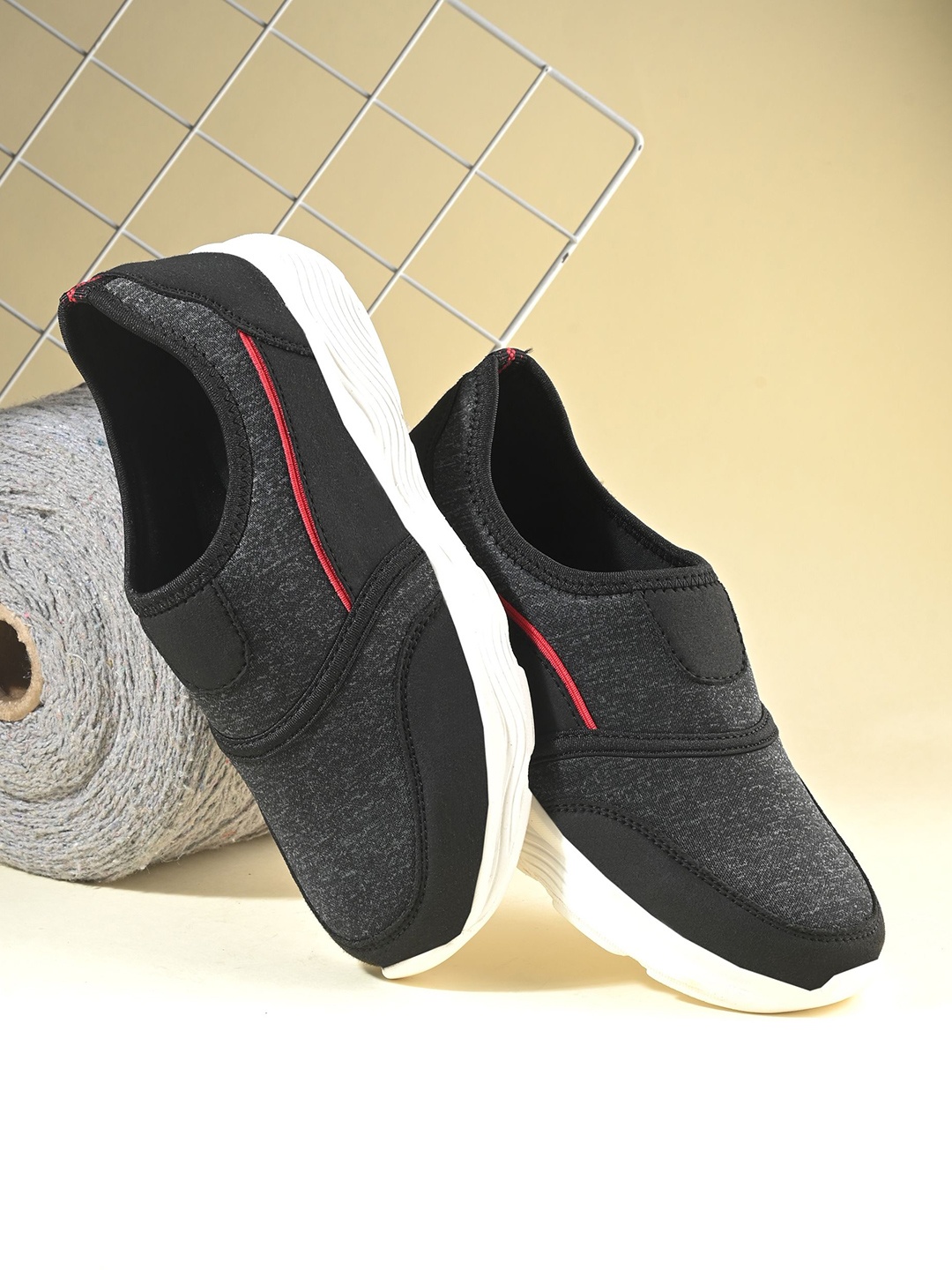 

HRX by Hrithik Roshan Women Textile Walking Shoes, Black