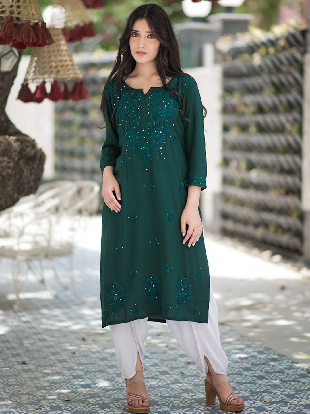 

Rangreza Ethnic Floral Embroidered Chikankari Notched Round Neck Straight Kurta, Green