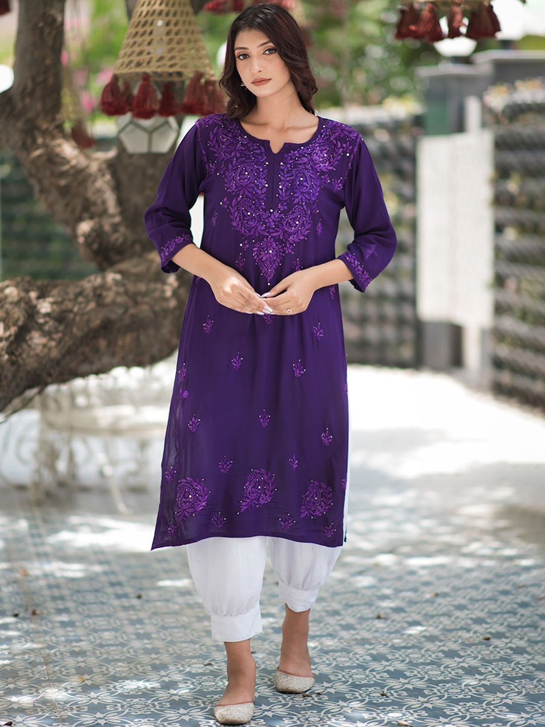 

Rangreza Ethnic Floral Embroidered Chikankari Notched Round Neck Straight Kurta, Purple