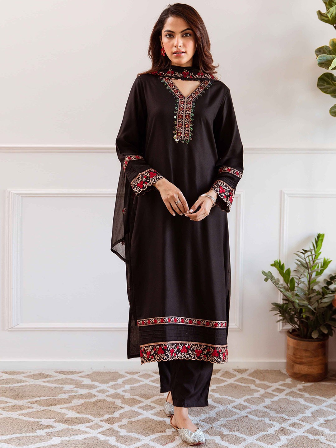 

Nehamta Floral Yoke Designed Straight Thread Work Kurta with Trousers & Dupatta, Black