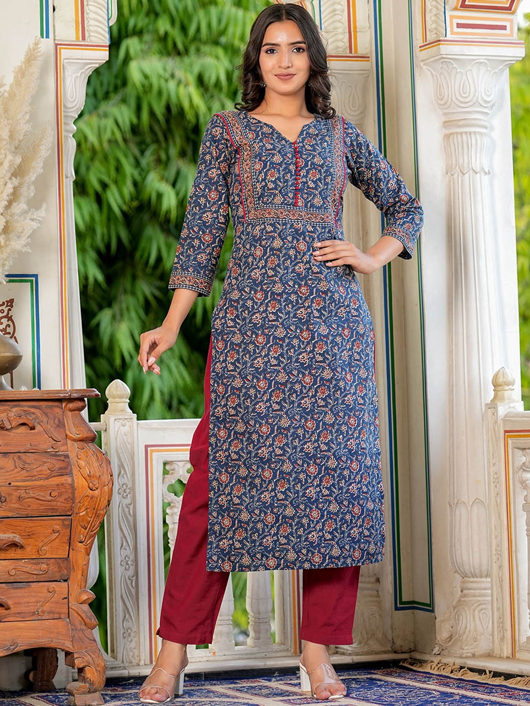 

Vbuyz Floral Printed Straight Kurta, Blue