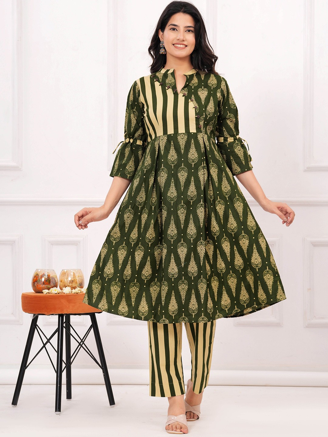 

UNBIND Printed Empire Pure Cotton Kurta with Trousers, Green