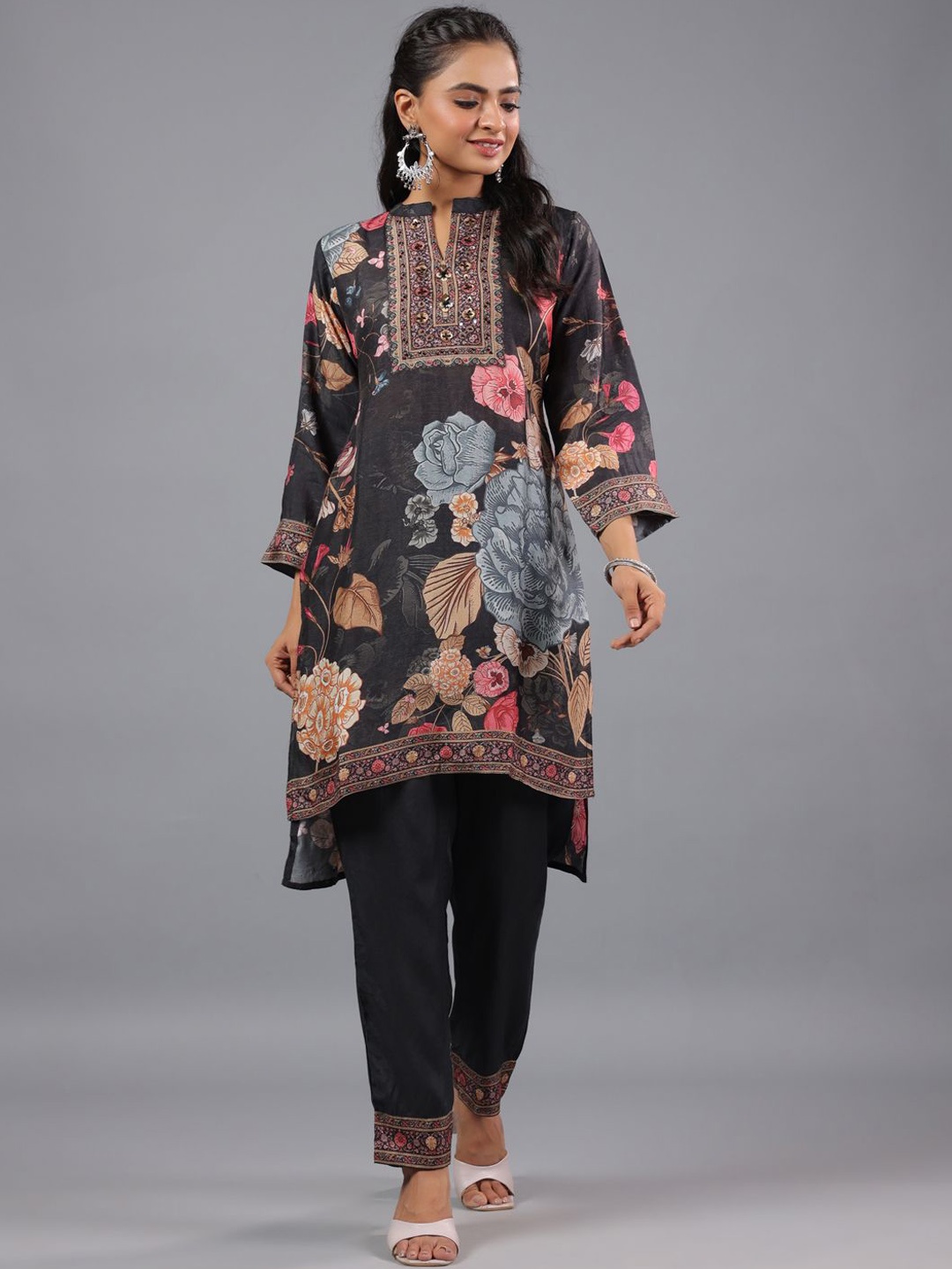 

Amchoor Floral Printed Regular Sequinned Kurta with Trousers, Black