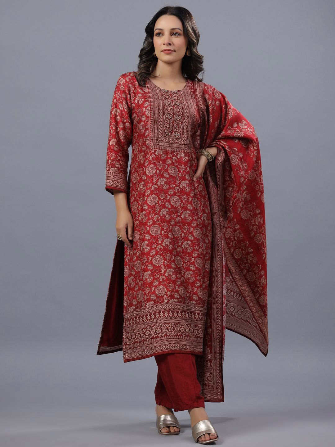 

Amchoor Floral Printed Regular Sequinned Kurta With Trousers & Dupatta, Maroon