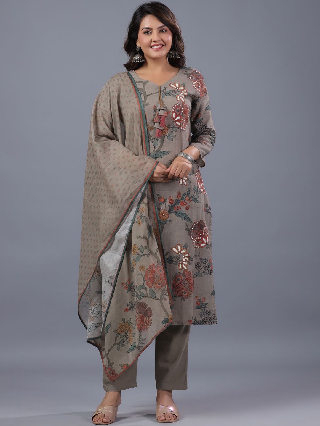 

Amchoor Floral Printed V-Neck Straight Kurta With Trousers & Dupatta, Grey