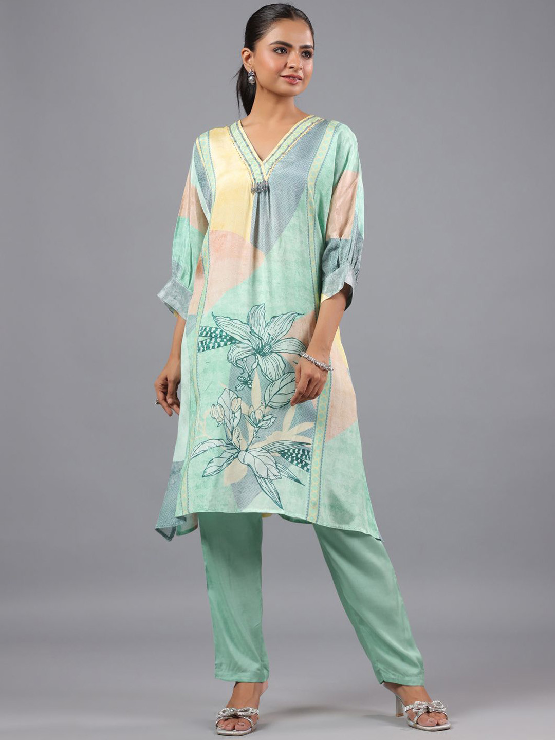 

Amchoor Floral Printed V-Neck A-Line Kurta With Trousers & Dupatta, Green