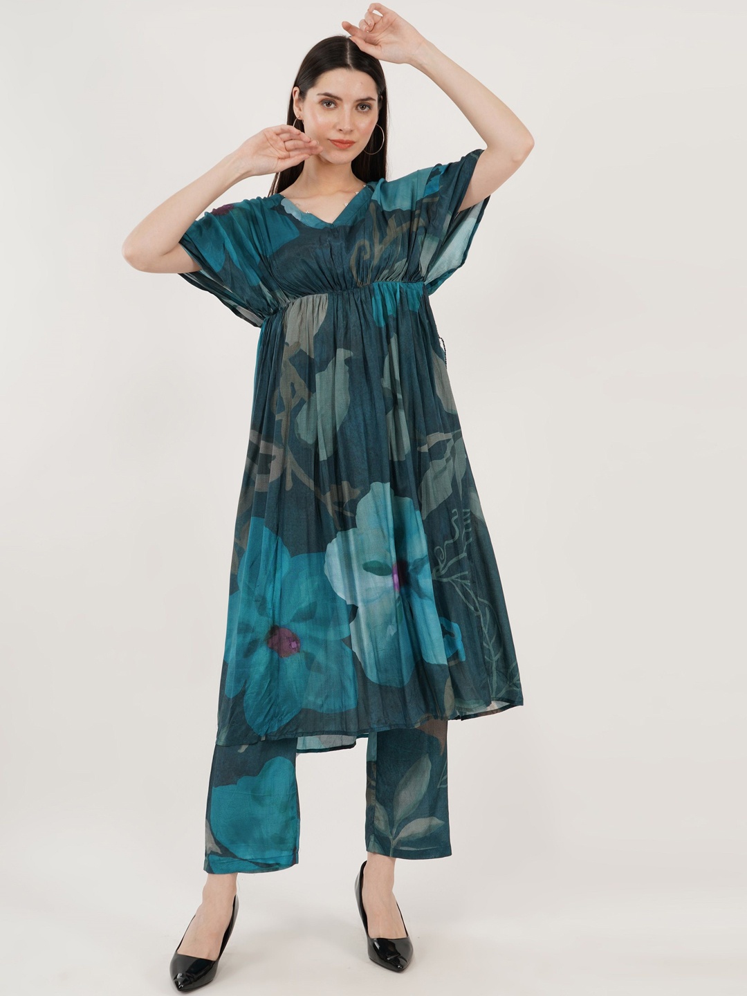 

Sonnesta Floral Printed Regular Beads and Stones Kurta with Trousers, Green