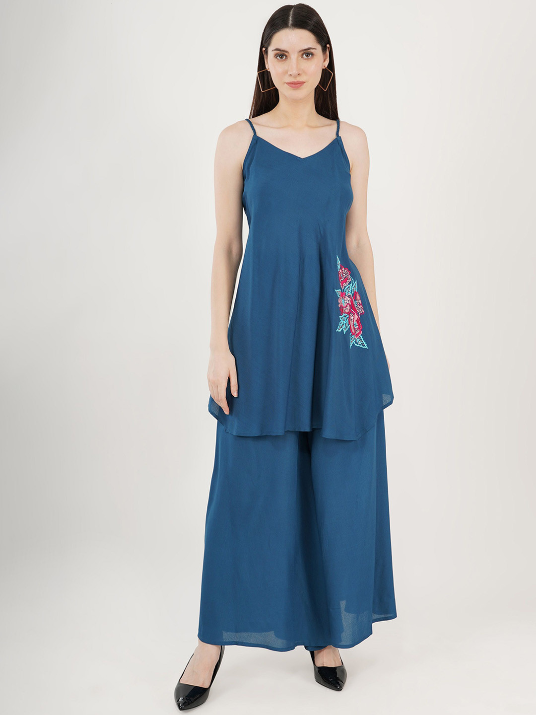 

Sonnesta Women Floral Embroidered Regular Thread Work Kurti with Palazzos, Turquoise blue