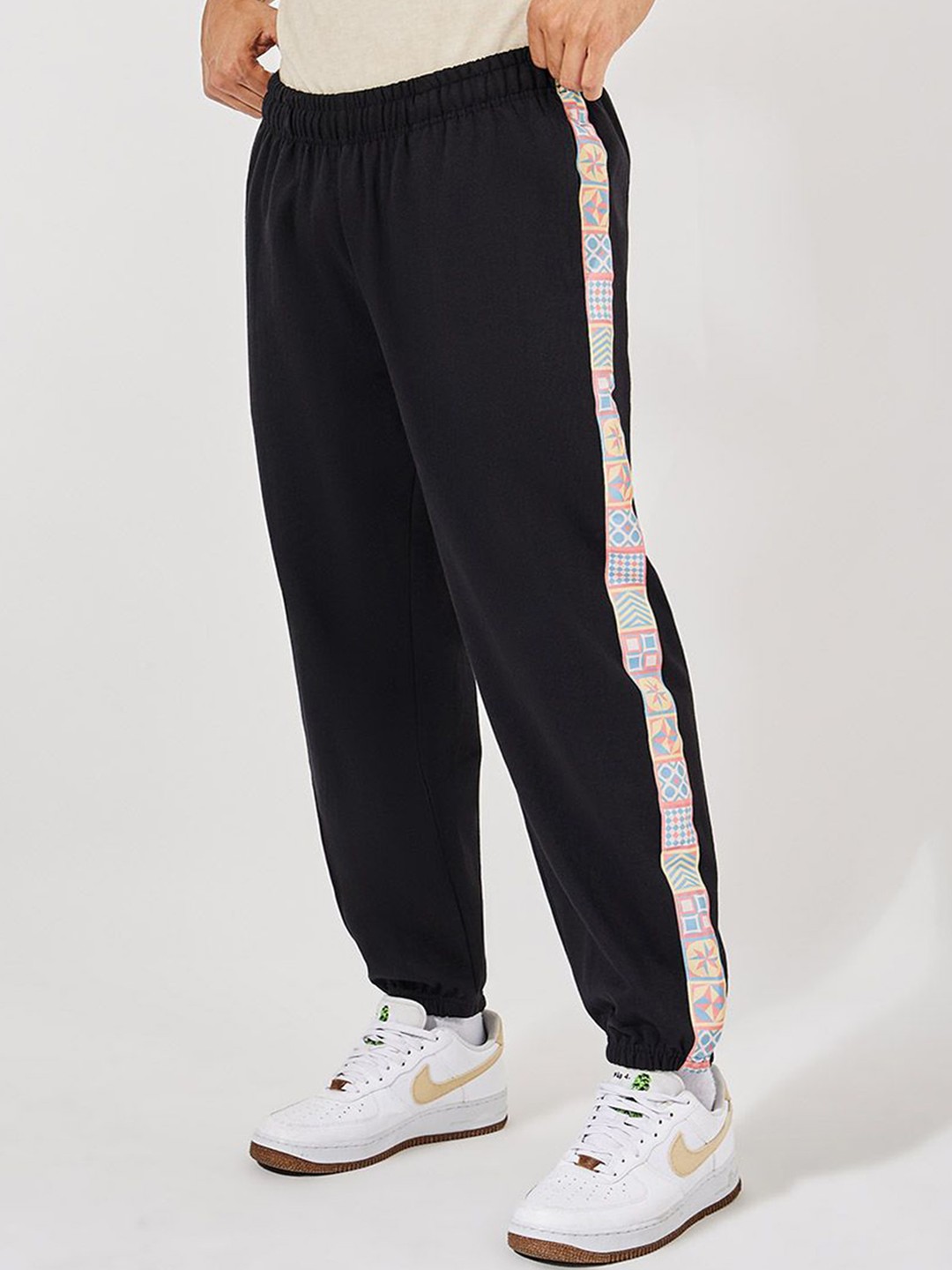 

Styli Men Black Side Print Motif Relaxed Fit Joggers