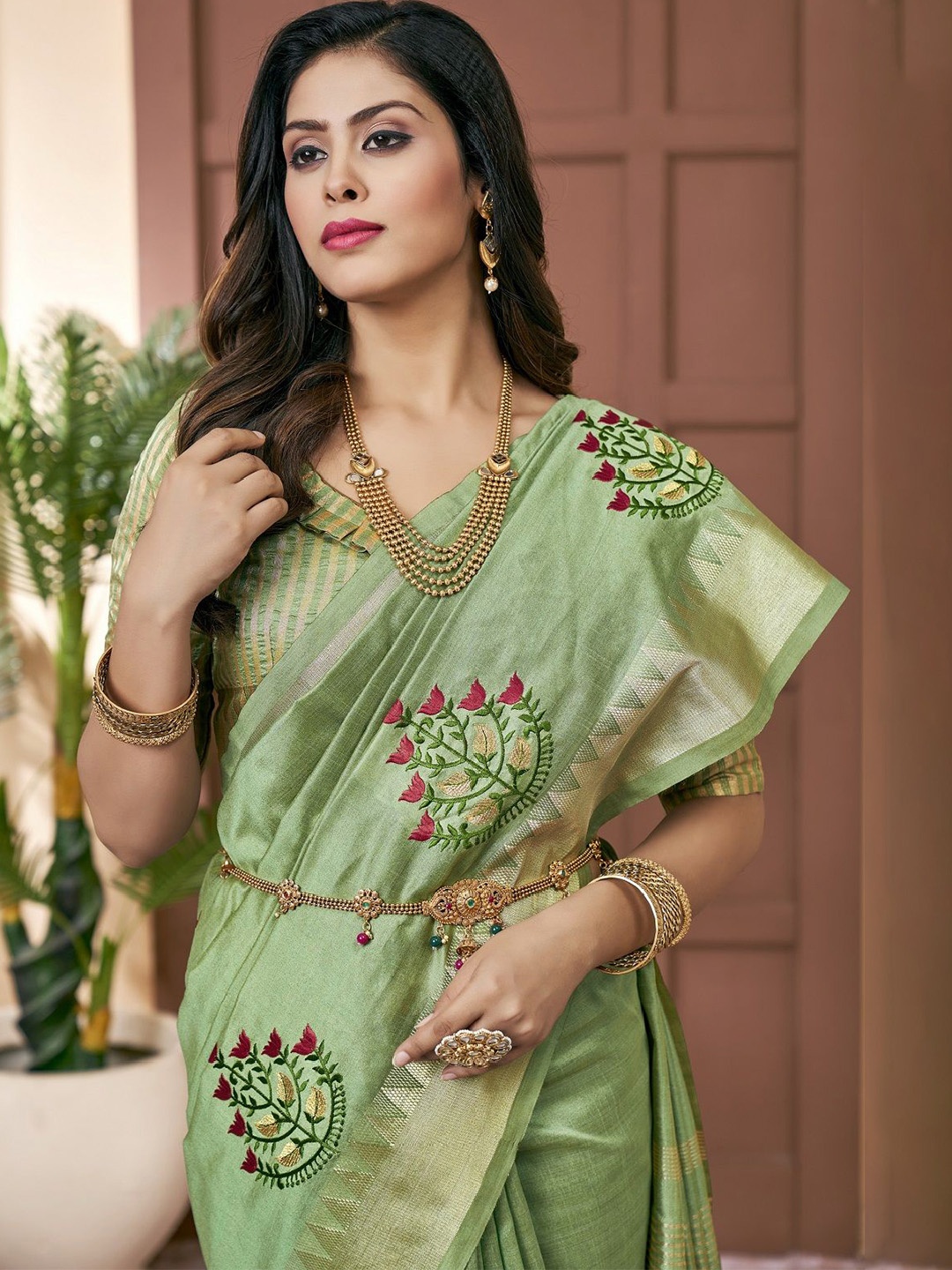 

KAVINDI Ethnic Motifs Embroidered Saree, Green