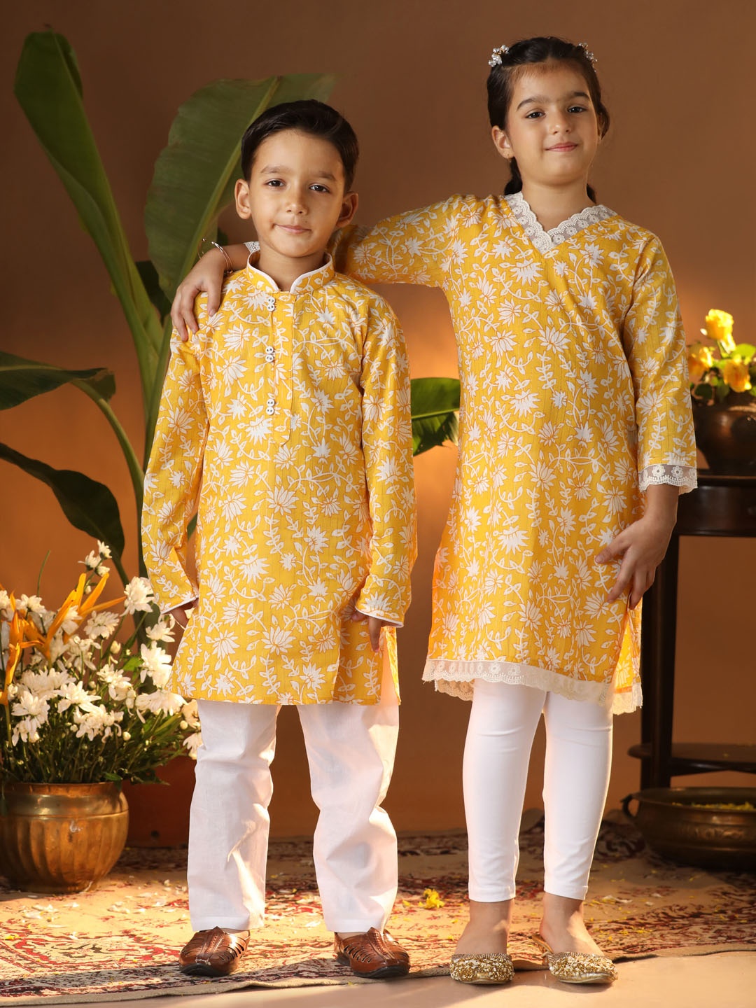 

VASTRAMAY Girls Floral Printed Regular Pure Cotton Kurta With Leggings, Yellow