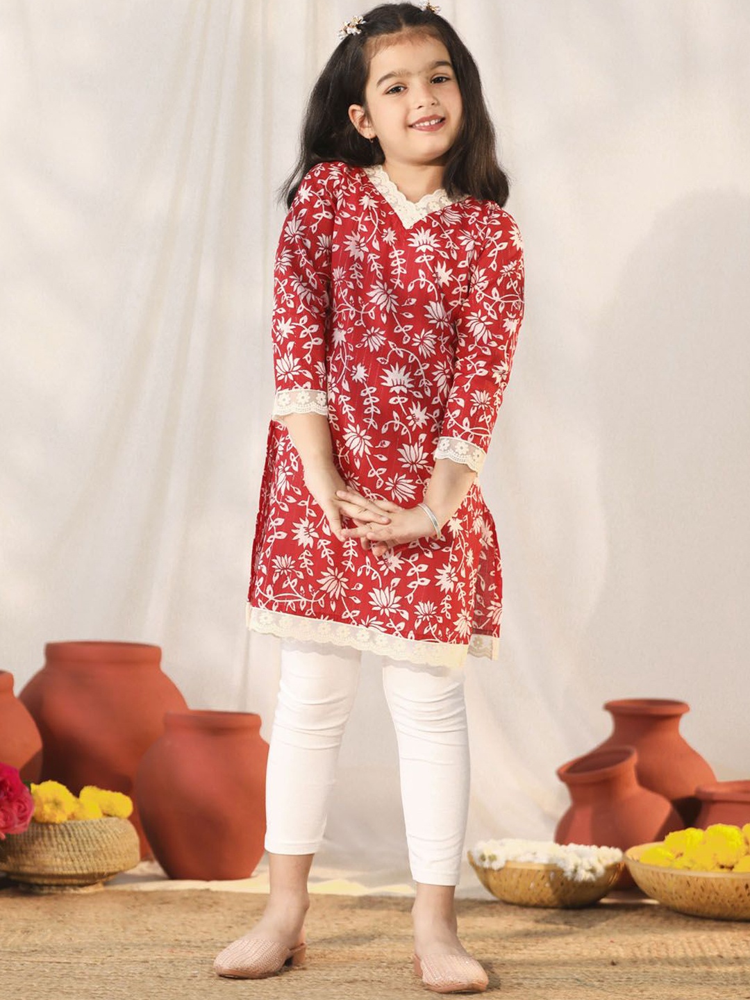 

VASTRAMAY Girls Floral Printed V-Neck Pure Cotton Straight Kurta with Leggings, Red