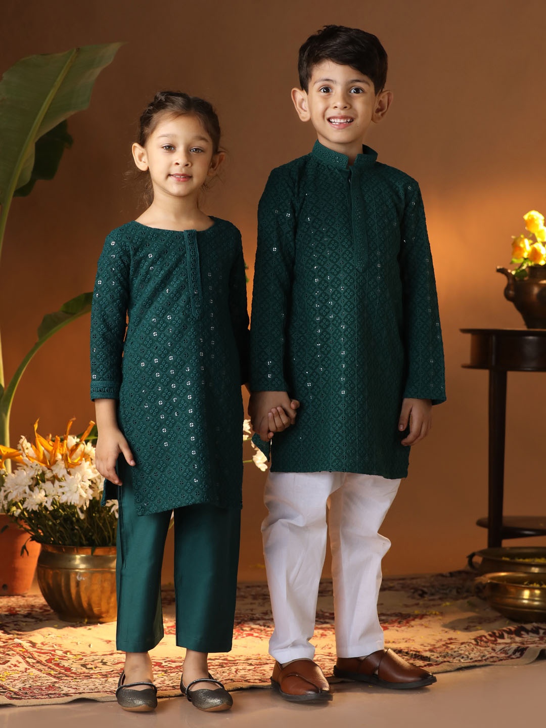 

VASTRAMAY Girls Geometric Embroidered Regular Sequinned Kurta with Trousers, Green