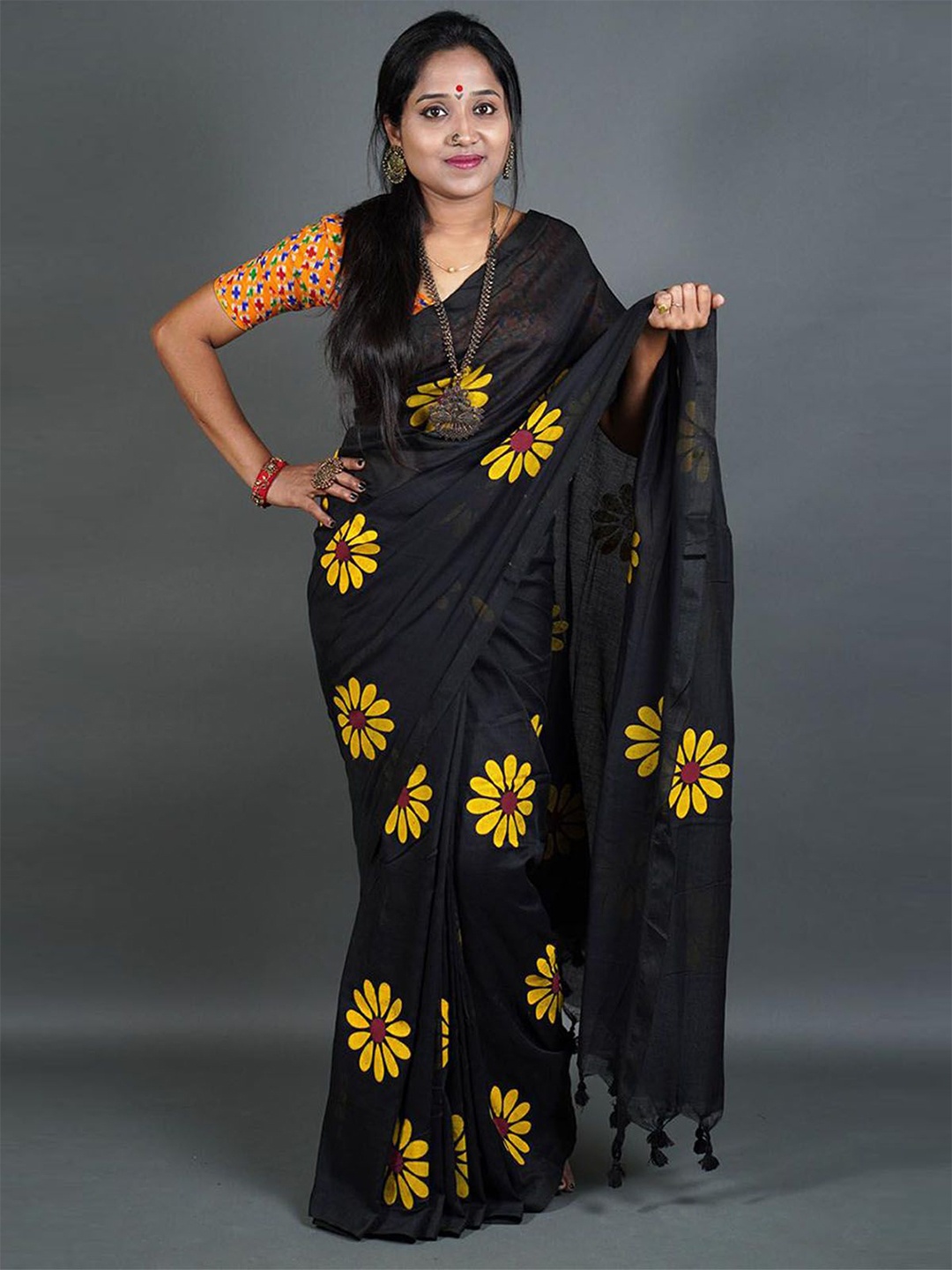 

ODETTE Floral Printed Saree, Black